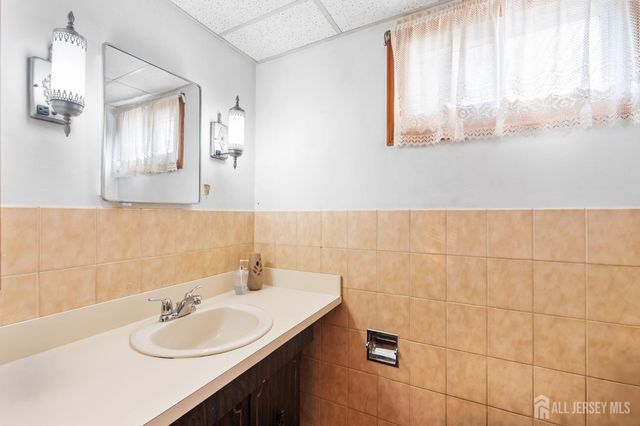 421 N Lincoln Avenue N, Middlesex, NJ 08846