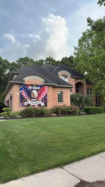 2352 Ivy Hill Drive, Commerce Charter Township, MI 48382