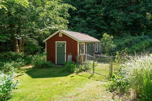 12 Hillside Dr, Brimfield, MA 01010