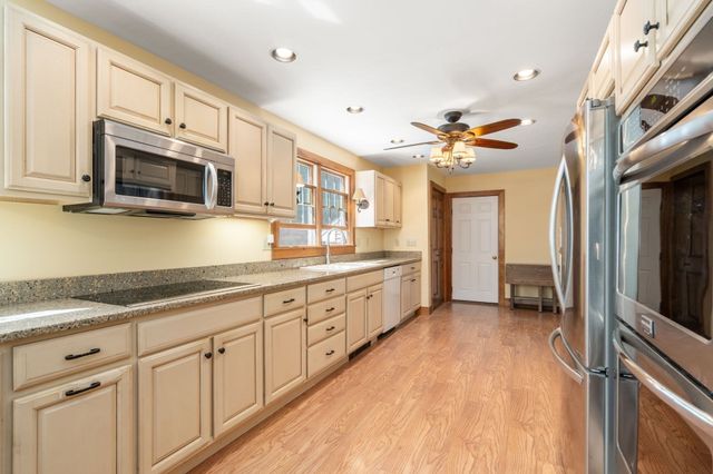 12 Hillside Dr, Brimfield, MA 01010