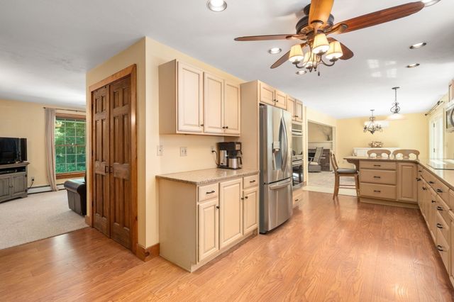 12 Hillside Dr, Brimfield, MA 01010