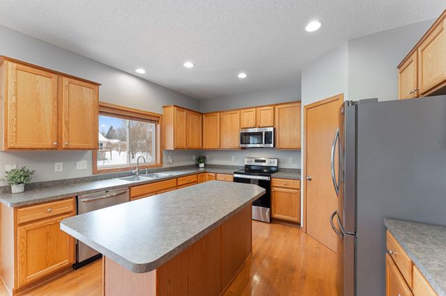 1511 Deerwood Bend, Eagan, MN 55122