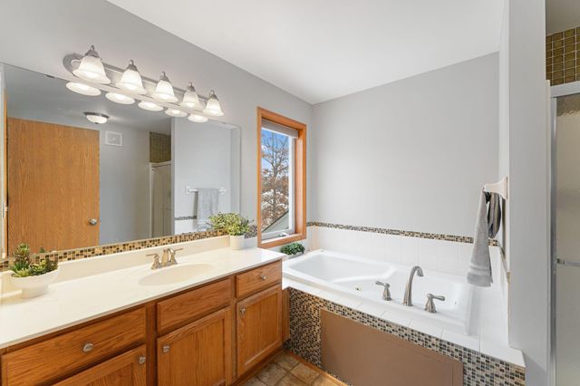 1511 Deerwood Bend, Eagan, MN 55122