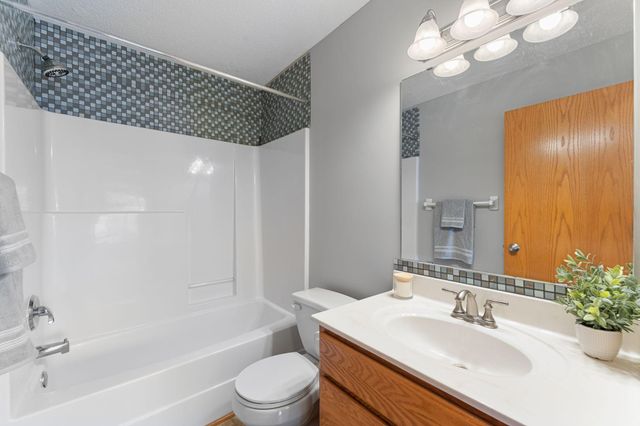 1511 Deerwood Bend, Eagan, MN 55122