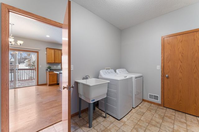 1511 Deerwood Bend, Eagan, MN 55122