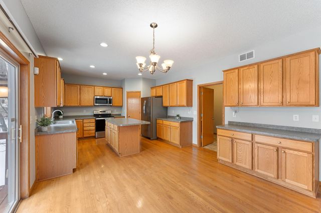 1511 Deerwood Bend, Eagan, MN 55122