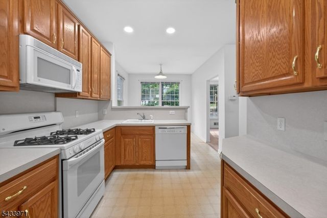 66 La Costa Dr, Clinton Twp., NJ 08801