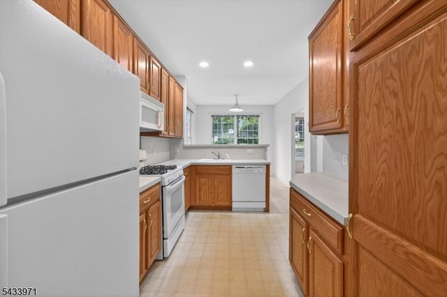 66 La Costa Dr, Clinton Twp., NJ 08801