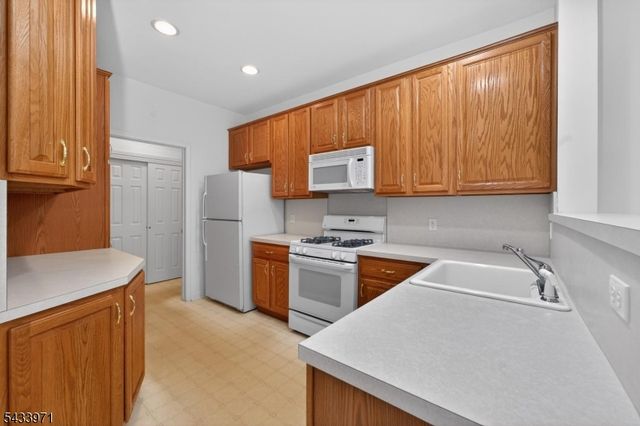 66 La Costa Dr, Clinton Twp., NJ 08801