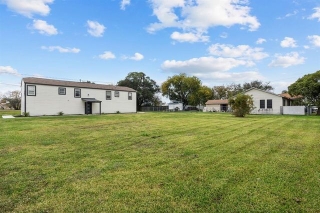 325 E A Street, La Porte, TX 77571