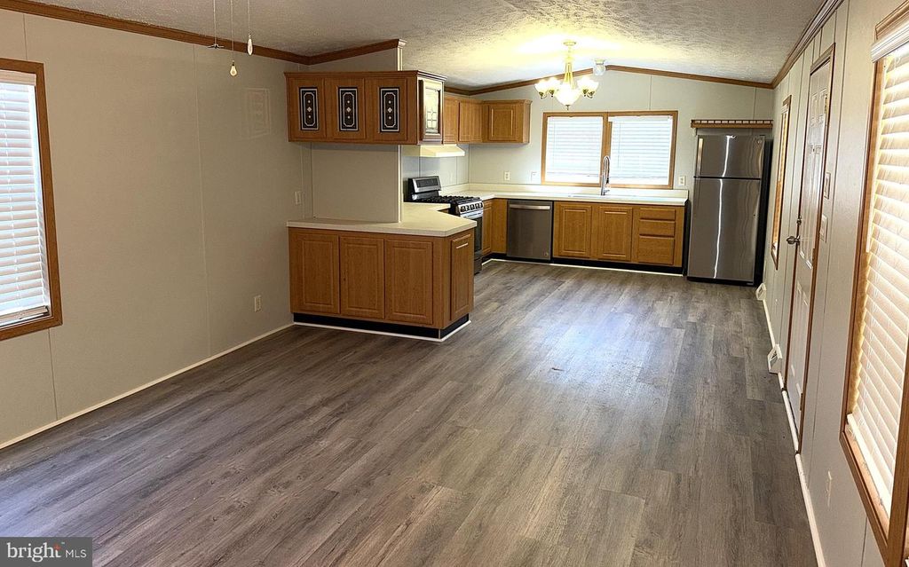 Image 3 of property listing at 1 JUDYWOOD LN, Essex, MD 21221