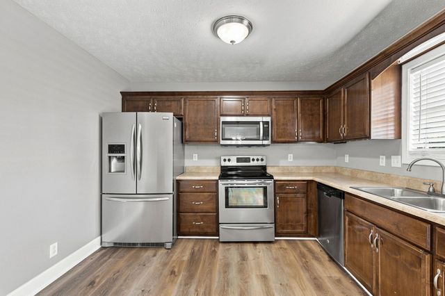 525 Fox Trot Dr, Clarksville, TN 37042