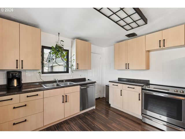 10910 Ne KNOTT St, Portland, OR 97220