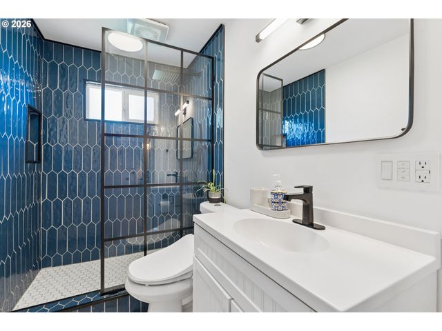 10910 Ne KNOTT St, Portland, OR 97220