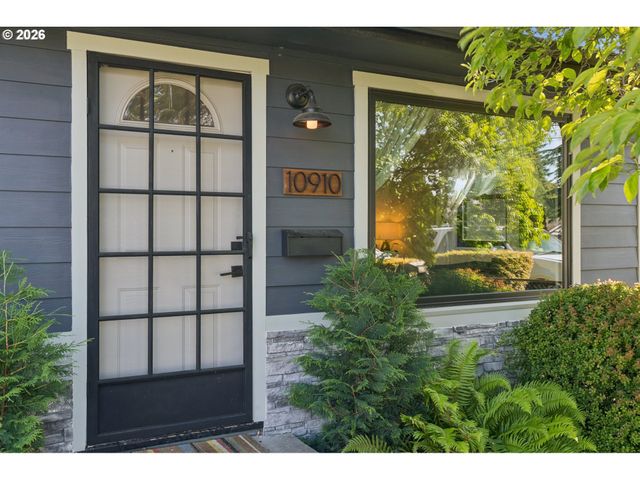 10910 Ne KNOTT St, Portland, OR 97220