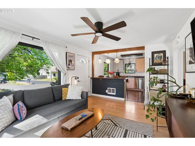10910 Ne KNOTT St, Portland, OR 97220