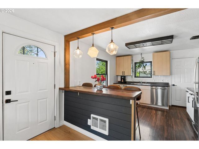 10910 Ne KNOTT St, Portland, OR 97220