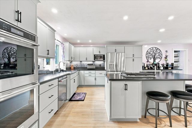 31 Quaker Village Ln, Sandwich, MA 02537