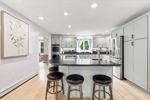 31 Quaker Village Ln, Sandwich, MA 02537