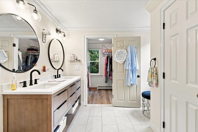 31 Quaker Village Ln, Sandwich, MA 02537