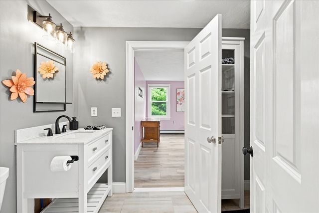 31 Quaker Village Ln, Sandwich, MA 02537
