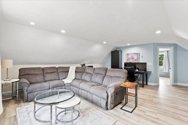 31 Quaker Village Ln, Sandwich, MA 02537