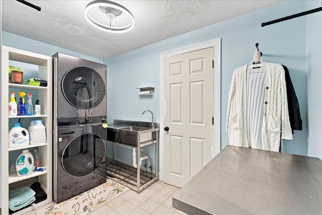 31 Quaker Village Ln, Sandwich, MA 02537