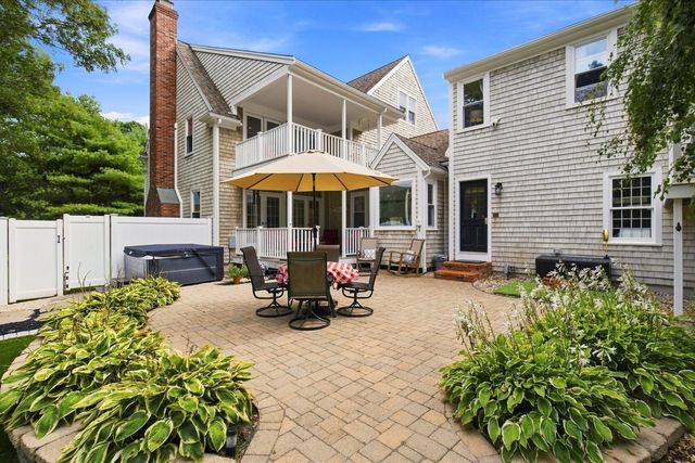 31 Quaker Village Ln, Sandwich, MA 02537