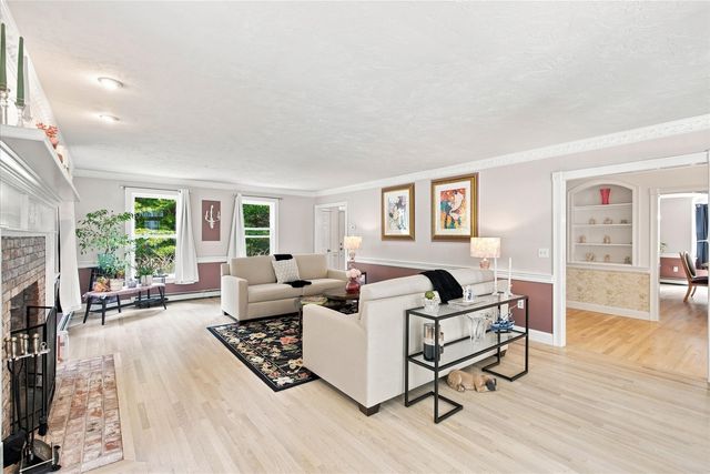 31 Quaker Village Ln, Sandwich, MA 02537