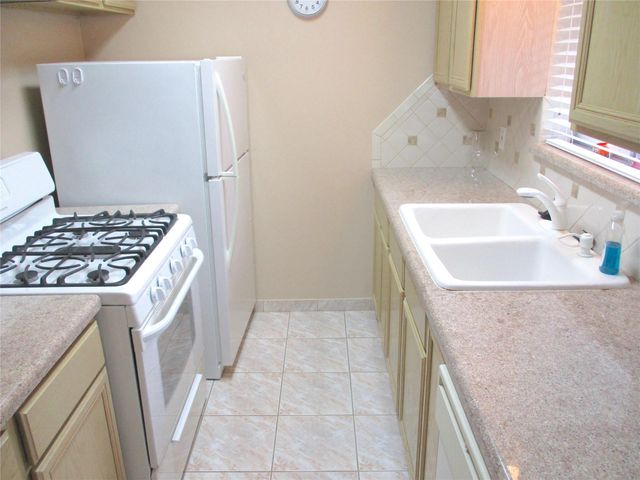 10122 Shadow Wood Drive 16, Houston, TX 77043