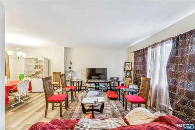 18 Gifford Court, Maplewood, NJ 07040