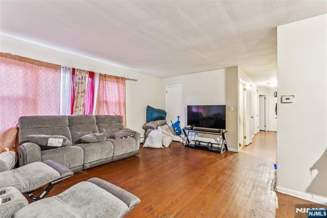 18 Gifford Court, Maplewood, NJ 07040