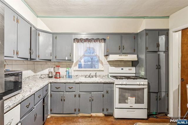 18 Gifford Court, Maplewood, NJ 07040