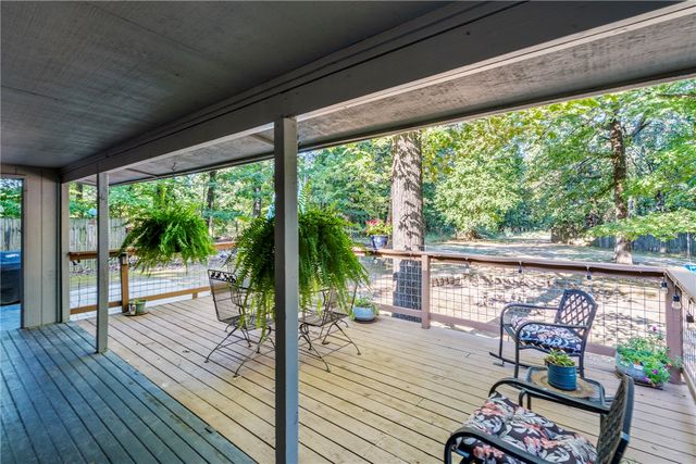 10899 Hummingbird Road, Gravette, AR 72736