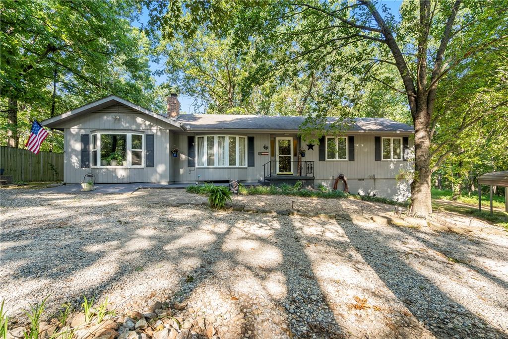 10899 Hummingbird Road, Gravette, AR 72736