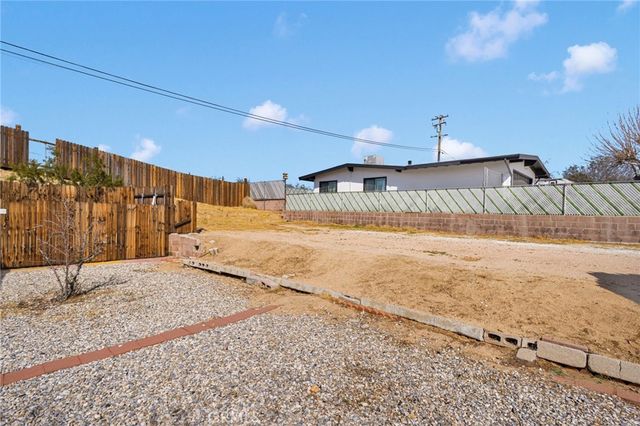 16824 Crestview, Victorville, CA 92395