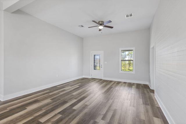 151 Ednas Rd, Lake Charles, LA 70607