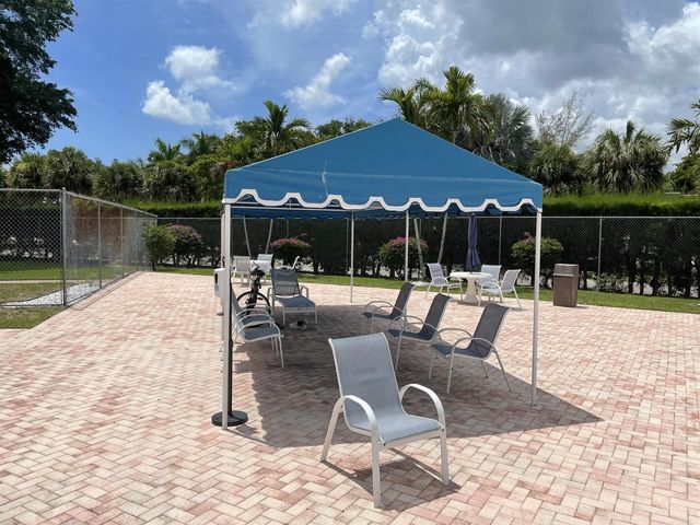 225 Bonnie Boulevard 211, Palm Springs, FL 33461