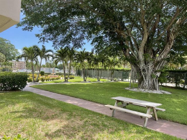 225 Bonnie Boulevard 211, Palm Springs, FL 33461