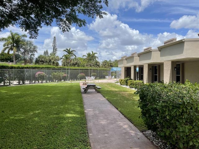 225 Bonnie Boulevard 211, Palm Springs, FL 33461