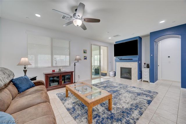 676 Suguaro Bluffs Street, Henderson, NV 89014