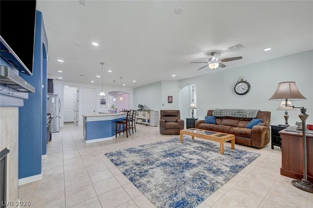 676 Suguaro Bluffs Street, Henderson, NV 89014