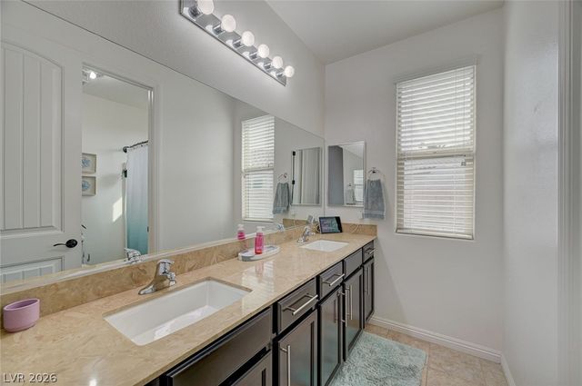 676 Suguaro Bluffs Street, Henderson, NV 89014