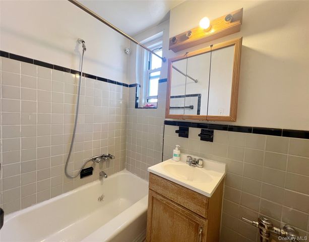 3011 Parsons Boulevard 7N, Flushing, NY 11354