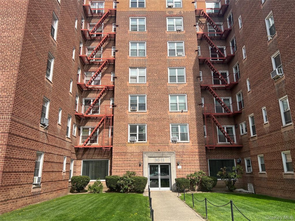 3011 Parsons Boulevard 7N, Flushing, NY 11354