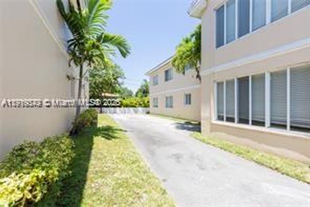 2890- 2892 S Le Jeune Rd, Coral Gables, FL 33134