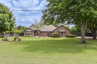 1303 Lariat Circle, Oak Leaf, TX 75154