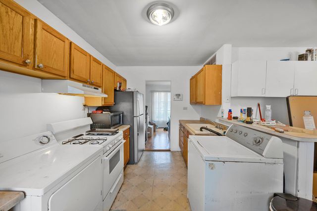 17223 Burnham Avenue, Lansing, IL 60438
