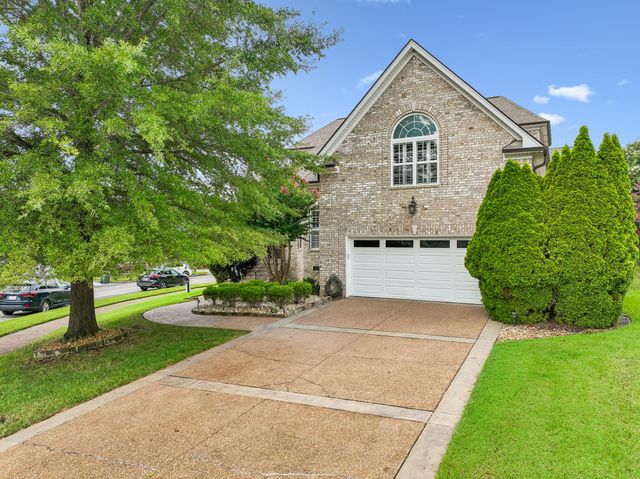 1027 Isaac Franklin Dr, Gallatin, TN 37066