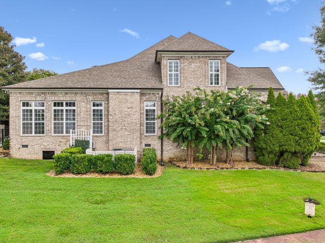 1027 Isaac Franklin Dr, Gallatin, TN 37066